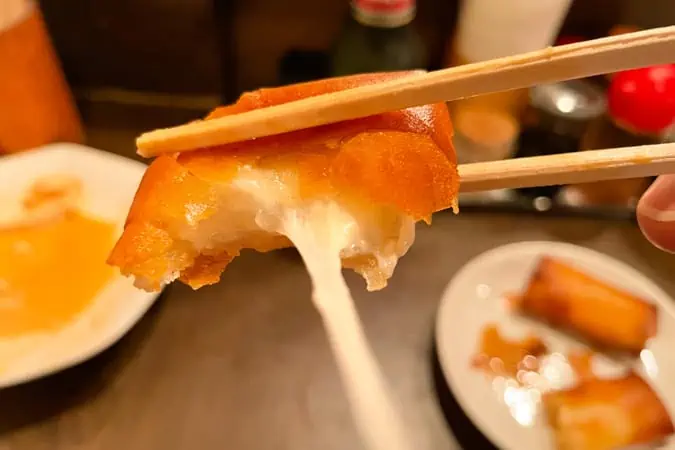 チーズ春巻きのチーズが伸びた様子